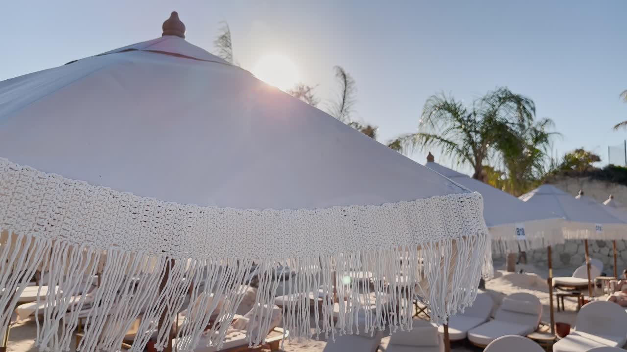 이즈미르에 있는 블루 플래그 비치 클럽 (blueflag beach club) 이자메 알라카티 (cesme alacati) 의 해변 우산, 의자, 해변 파티