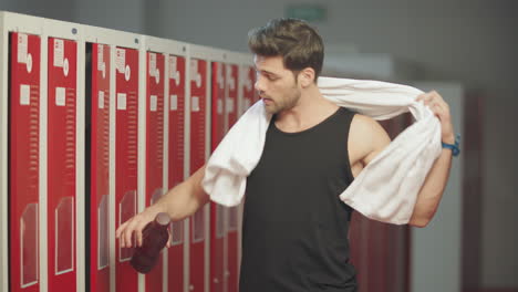 Hombre-Cansado-Entrando-Al-Vestuario-Después-Del-Entrenamiento.