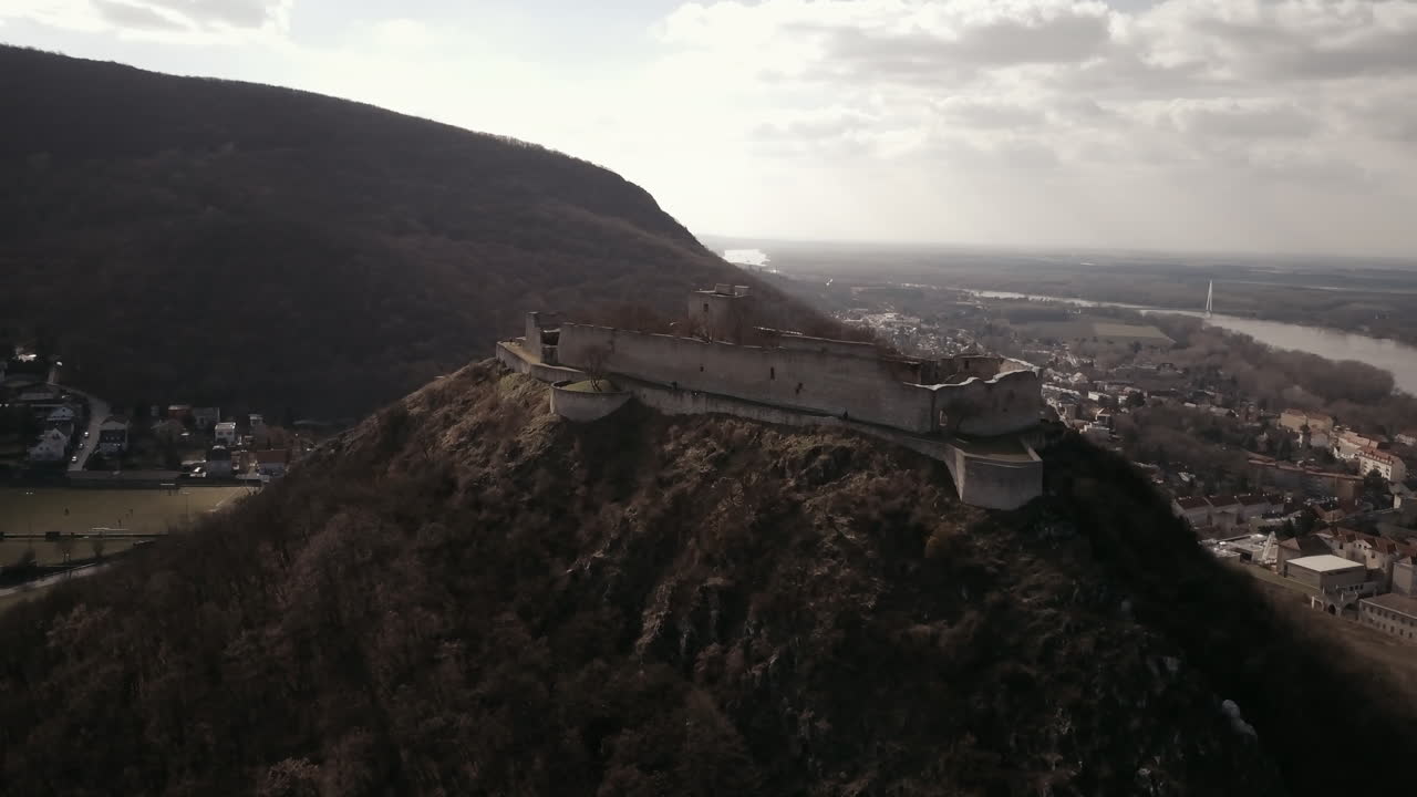 Luftaufnahme einer alten Burg auf einem Hügel in Hainburg, Österreich.