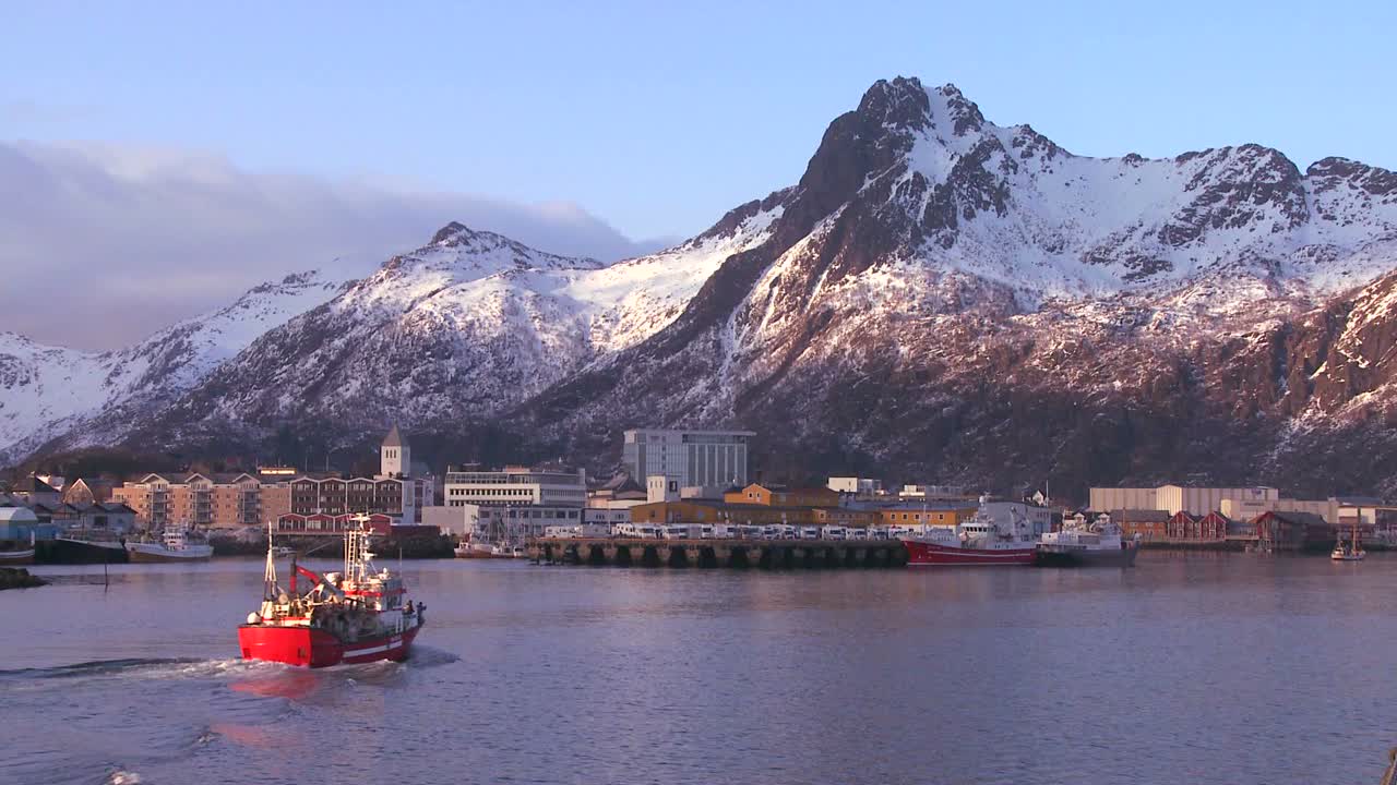 un barco pesquero llega a svolvaer, la capital de las islas lofoten, noruega