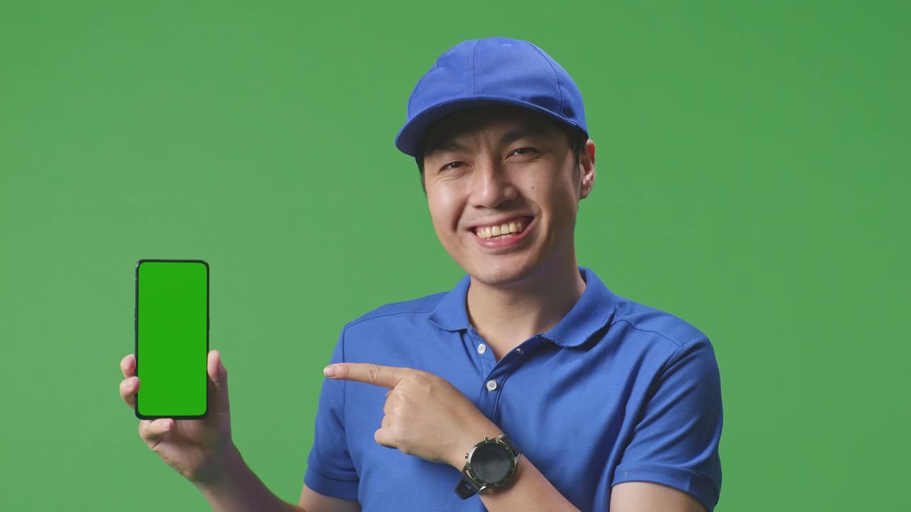 녹색 화면에서 스마트폰을 제시하는 배달 운전자
