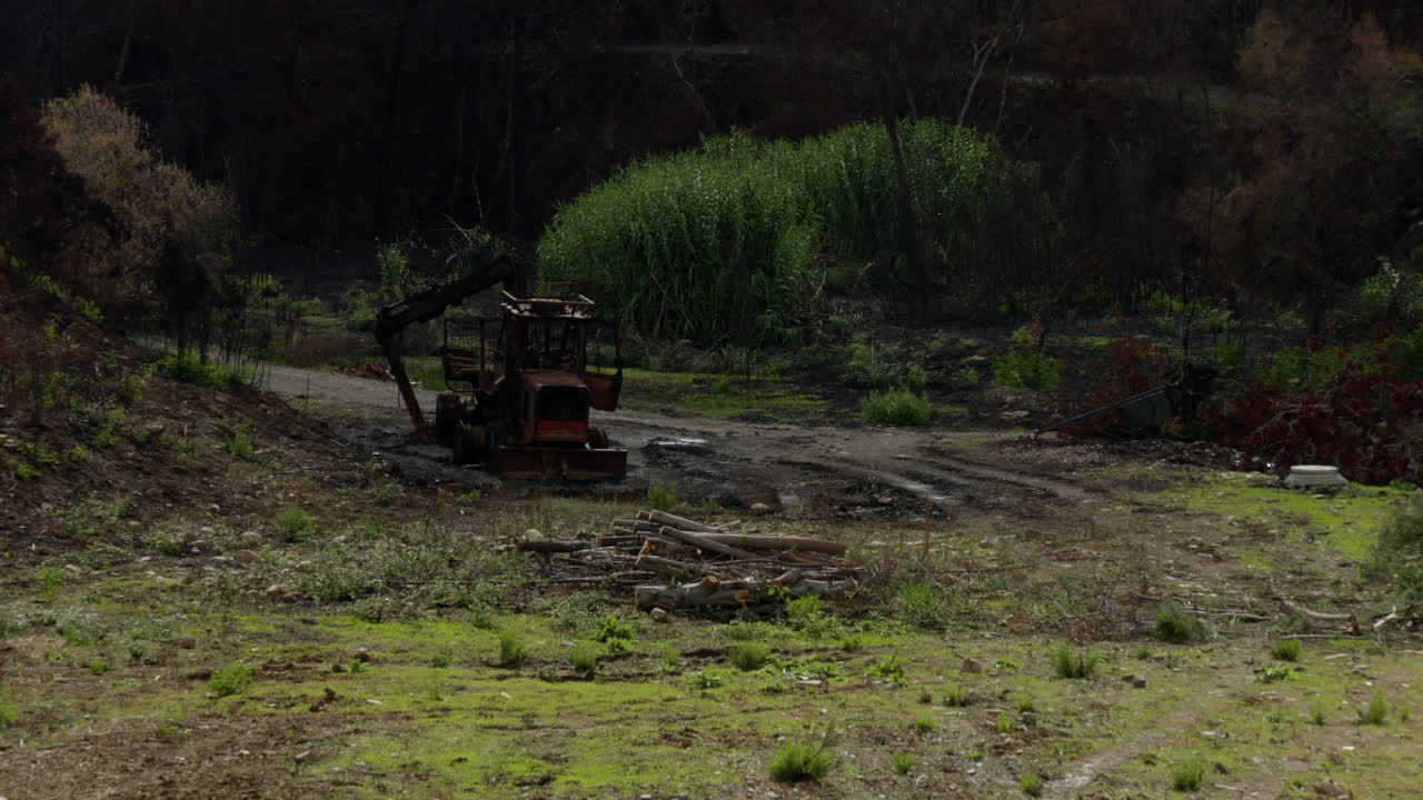 포르투갈 몬치크 산의 방화 산불에 버려진 트럭