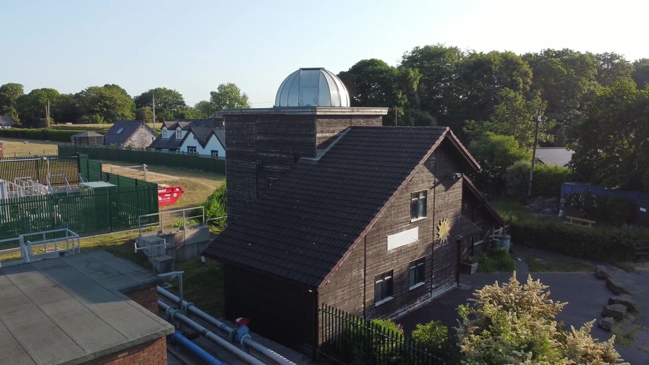 Widok z powietrza na orbitującą wokół srebrną kopułę obserwatorium Leighton, naukowy budynek astronomiczny, Pex Hill, Wielka Brytania