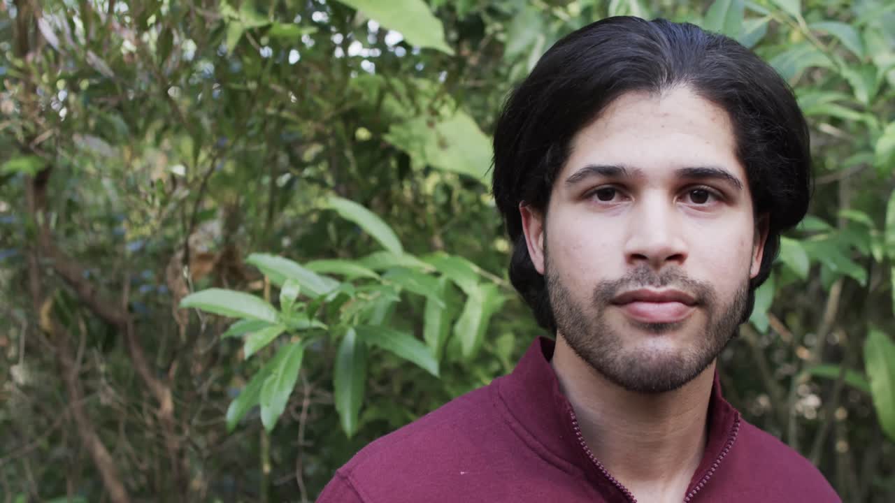 Retrato de hombre caucásico feliz en la naturaleza soleada con espacio para texto, a cámara lenta