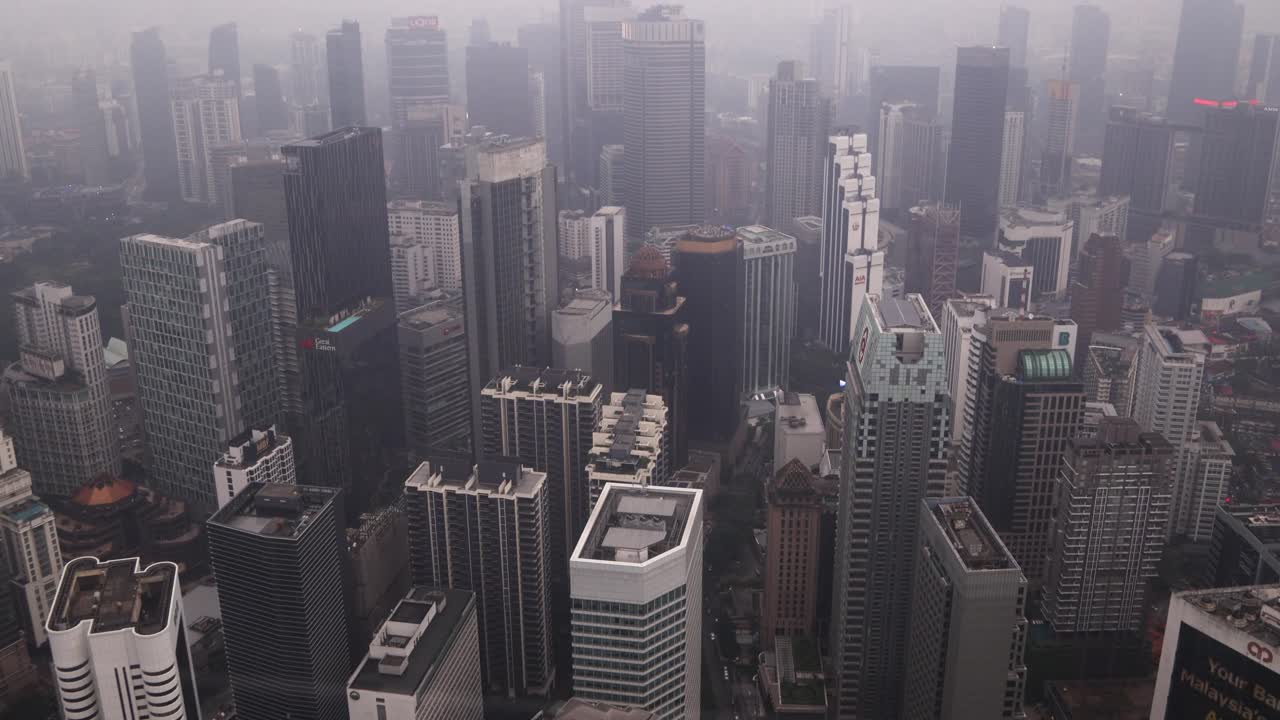 vasta vista del paisaje urbano de la ciudad con muchos edificios altos en ultra moderno en kuala lumpur, malasia