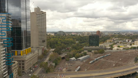 movimiento panorámico suave e inclinación hacia arriba mirando por encima de los trenes que llegan y salen