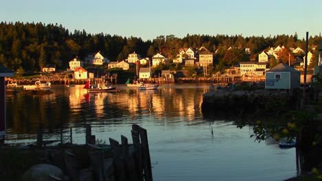 Ein-Hummerdorf-In-Stonington-Maine-Liegt-Tagsüber-In-Der-Nähe-Von-Wasser