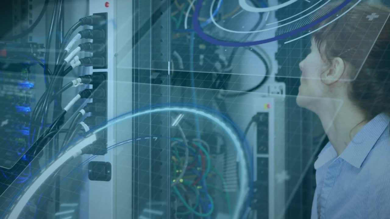 animación de visores escaneando sobre servidores de computadora y mujer