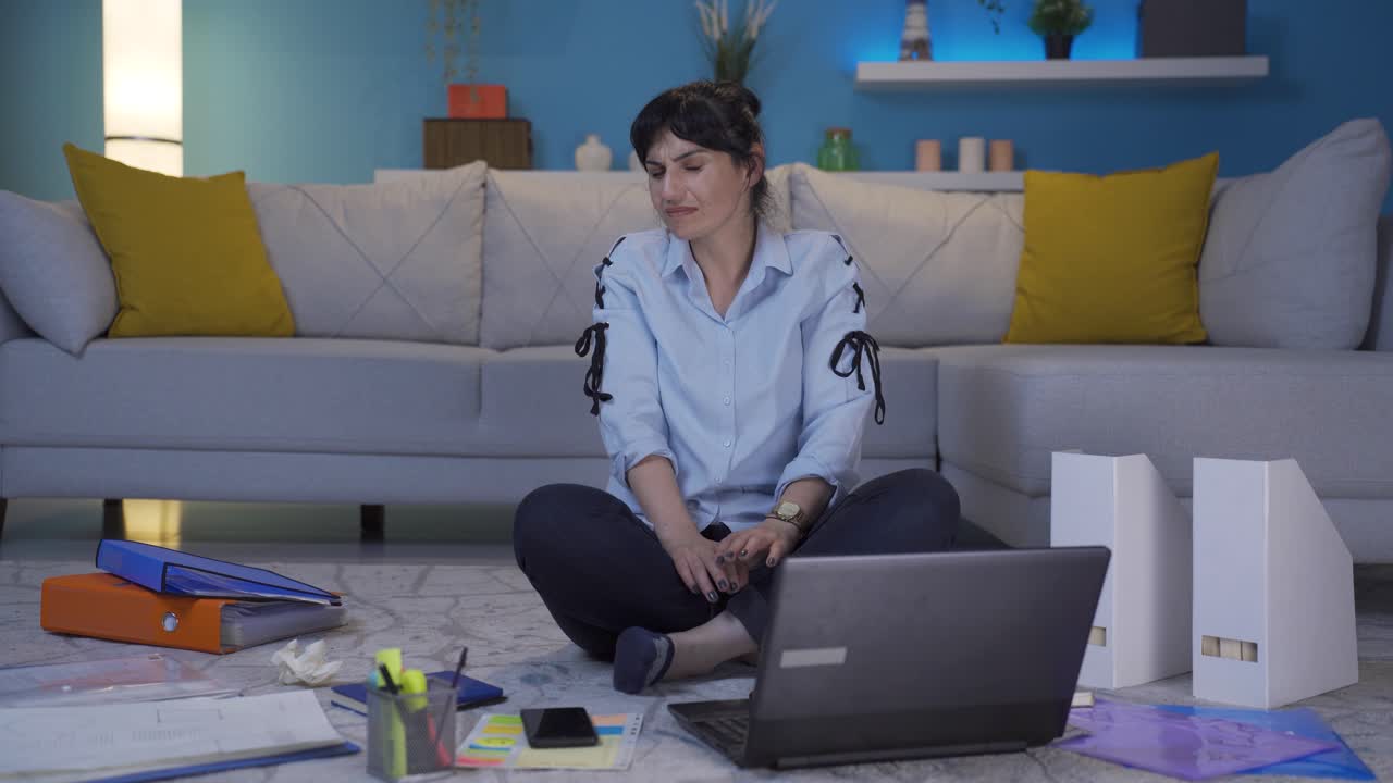 mujer trabajadora de oficina en casa mirando a la cámara con miedo y duda.