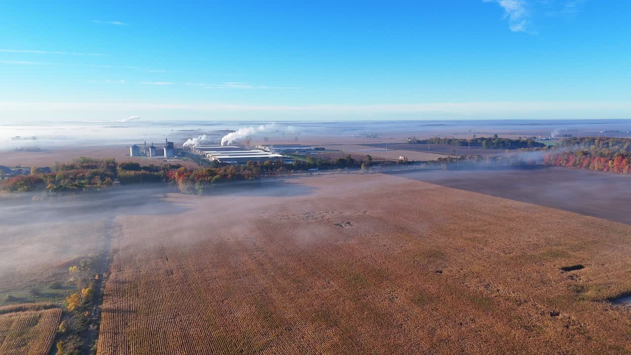 Allevamento intensivo di pollame a Lake Odessa, Michigan, circondato da terreni agricoli rurali, in vista aerea