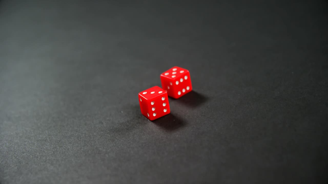 los dados en la mesa de póquer 4k