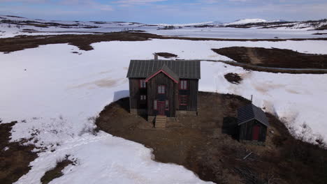 imágenes aéreas tomadas por drones de la antigua casa de storwartz en roros, el paisaje invernal de noruega
