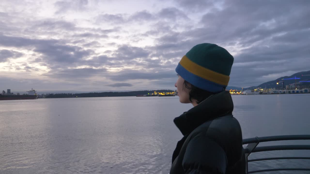 버라드 인 ⁇  슬로모 (burrard inlet slomo) 를 바라보는 예쁜 여성의 프로필 뷰
