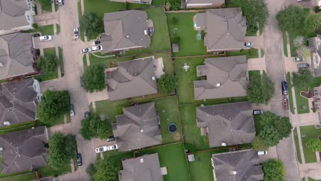 Vista-De-Pájaro-De-Casas-Suburbanas-En-Las-Afueras-De-Houston,-Texas