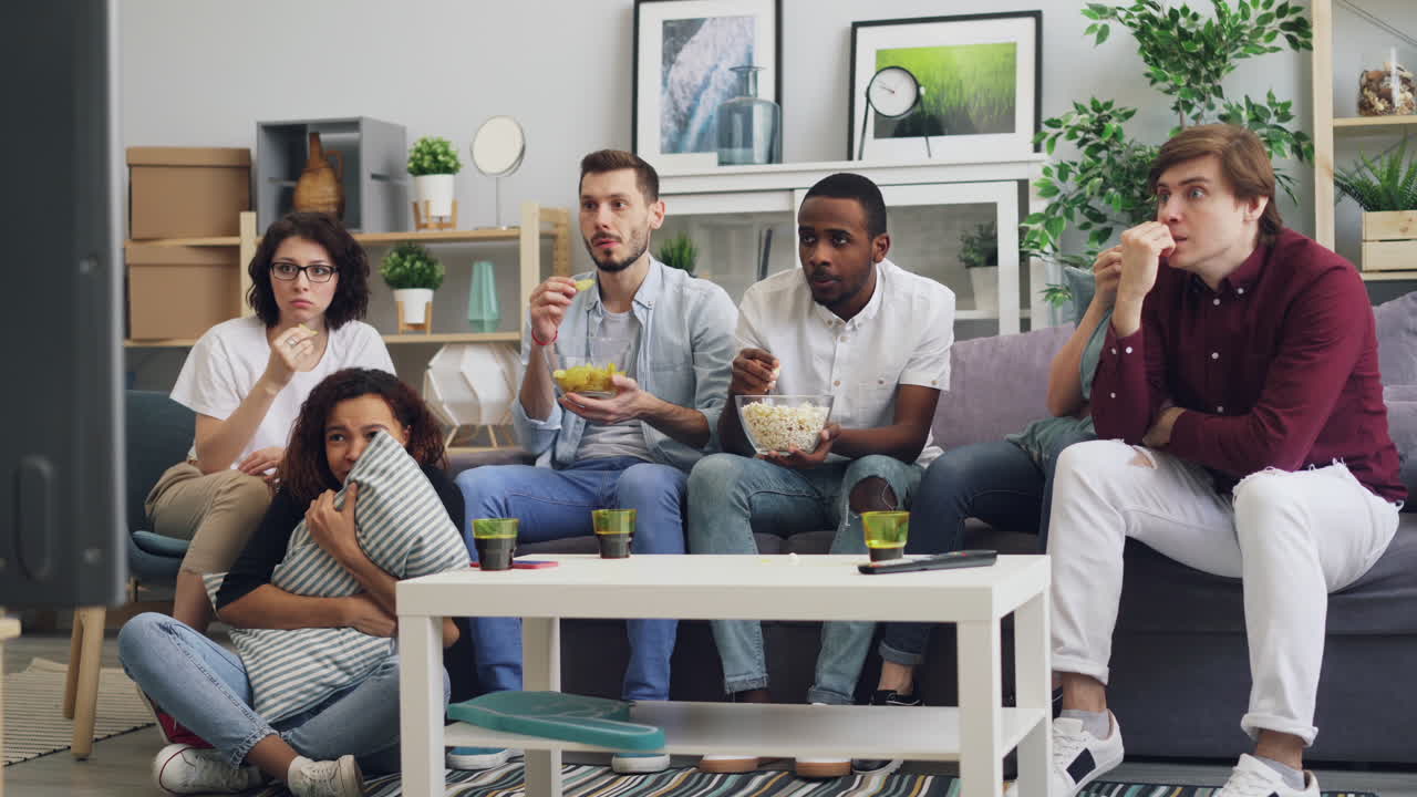 amigos disfrutando de una noche de cine