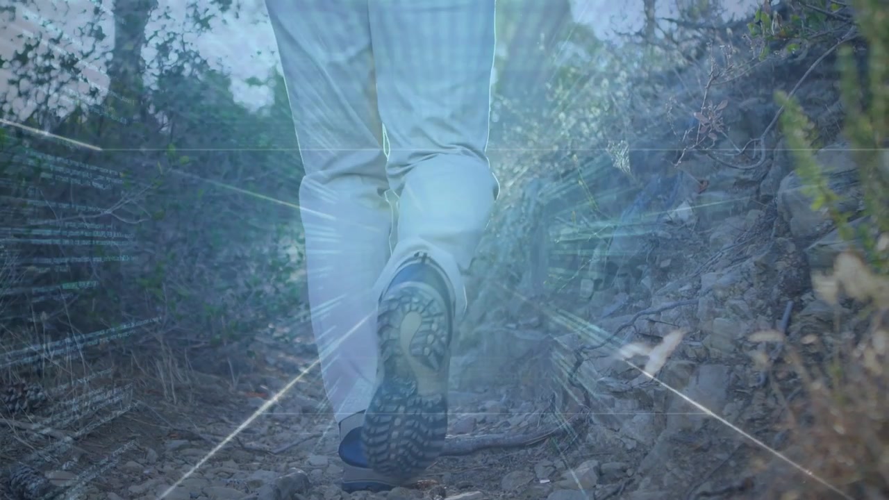 Escursionista uomo che inizia a camminare su un sentiero ricreativo, con effetti visivi radiali che si sovrappongono alle scarpe e un rampicante.