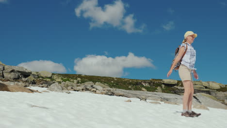 Eine-Frau-Hat-Spaß-Auf-Den-Schneeresten-An-Einem-Sommertag-Die-Erstaunliche-Natur-Norwegens