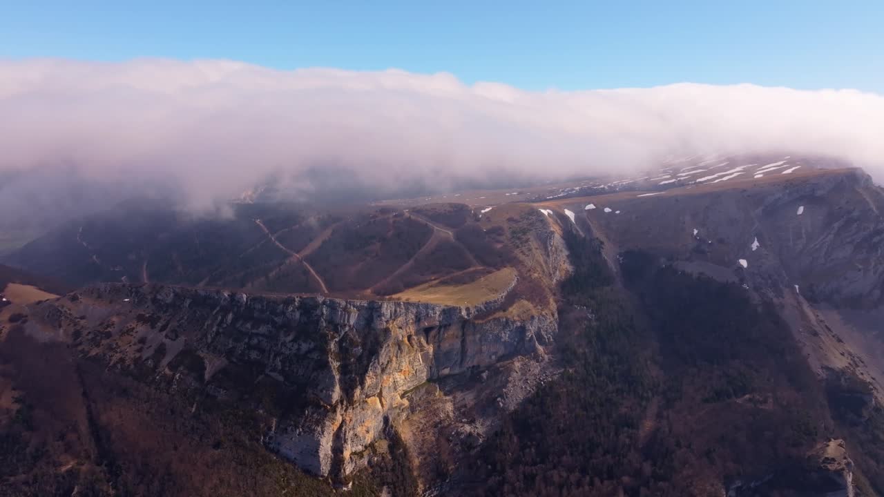 Dron revela un sendero pintoresco a través de una región de colinas margosas