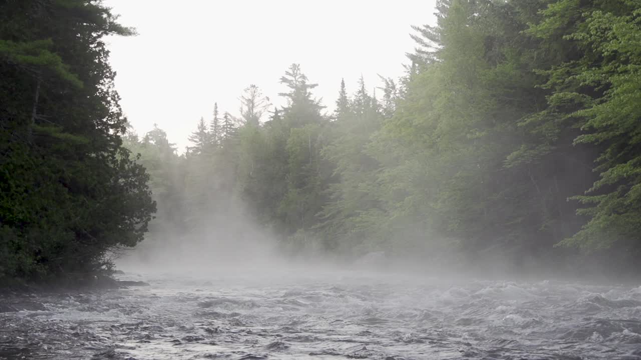 급류가 흐르는 안개 낀 강, 나