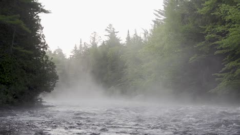 Nebliger-Fluss-Mit-Stromschnellen-Im-Irrtum,-Ich