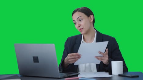 mujer india feliz haciendo una llamada de video pantalla verde