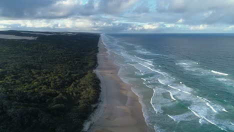 Luftaufnahme-Von-Fraser-Island-An-Der-Ostküste-Mit-Blick-Auf-Den-Hauptstrand-Und-Das-Meer