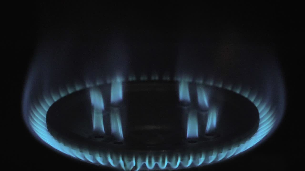голубое пламя от огня на газовой плите. рост цен на энергию. крупный план.