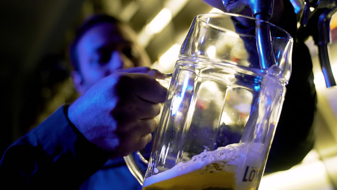 맥주를 제공하는 바텐더