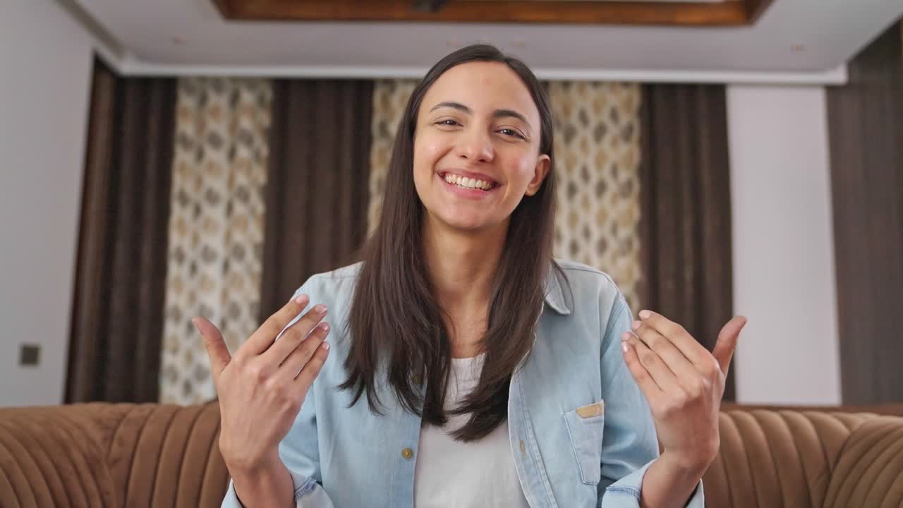 pov de una chica india feliz hablando en una videollamada