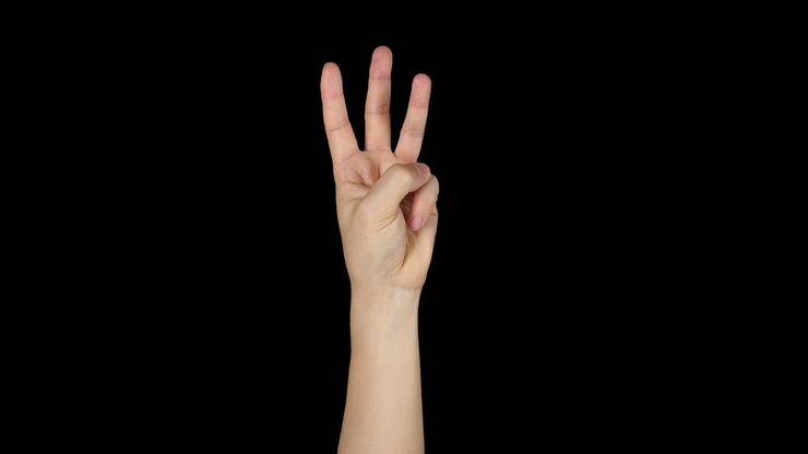 La mano mostra tre dita