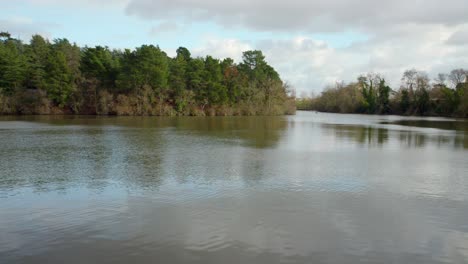 Panoramic-View-Of-The-Artificial-Lake-Of-Étang-Saint-Nicolas-In-Angers,-Maine-et-Loire,-France