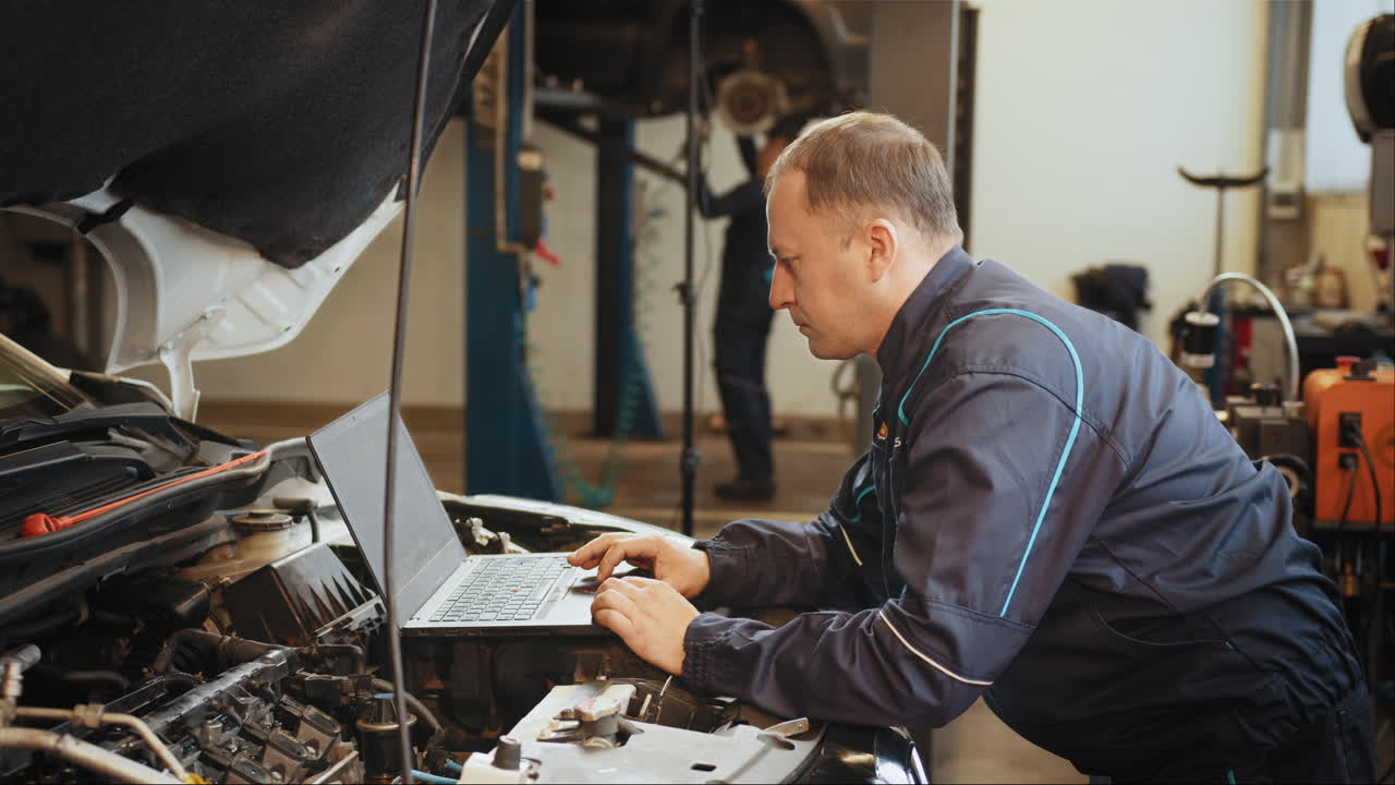 mecánico de automóviles diagnosticando un problema en el motor del automóvil