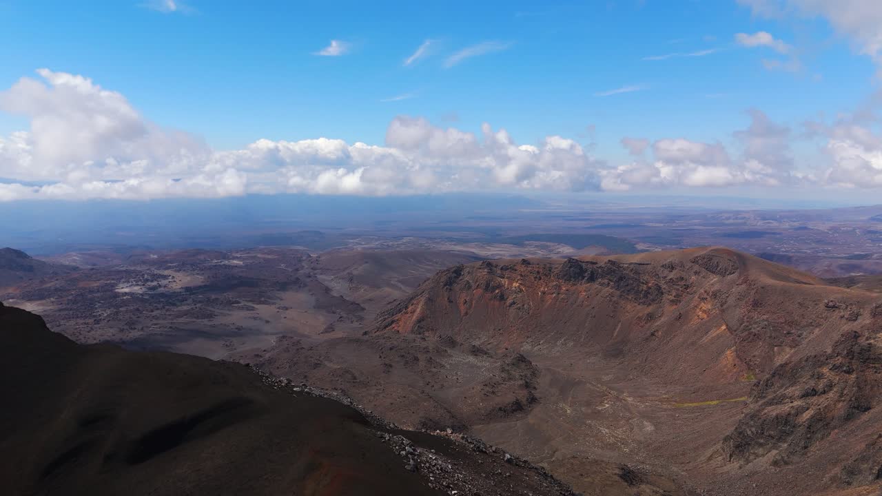 Volo ascendente di drone del paesaggio vulcanico e dei laghi craterici del Tongariro Alpine Crossing, Nuova Zelanda