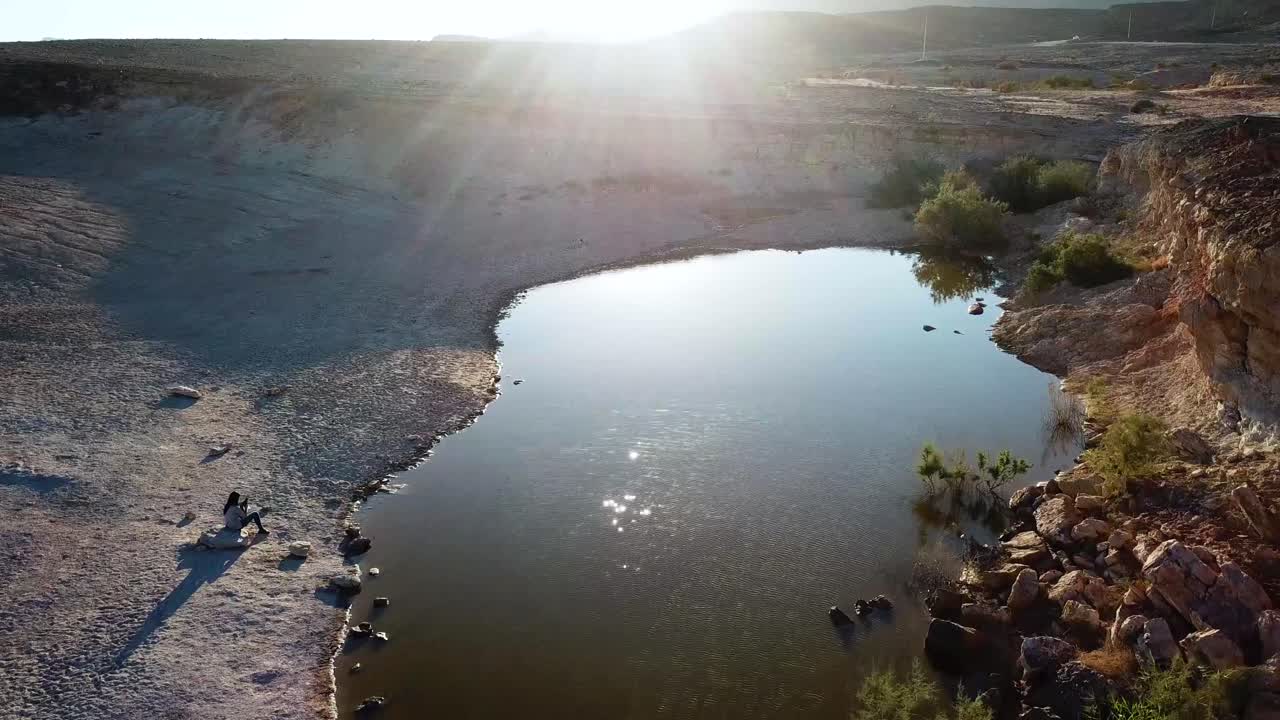 Tomada aérea ao longo de lago em cenário desértico