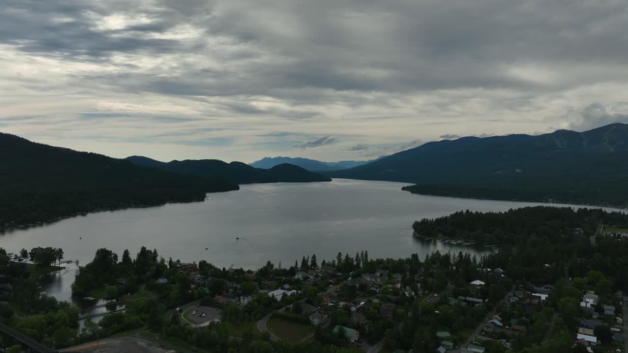 cielo nublado sobre el lago whitefish al atardecer en el condado de flathead, montana, estados unidos