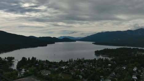 Bewölkter-Himmel-über-Whitefish-Lake-In-Der-Abenddämmerung-In-Flathead-County,-Montana,-Vereinigte-Staaten