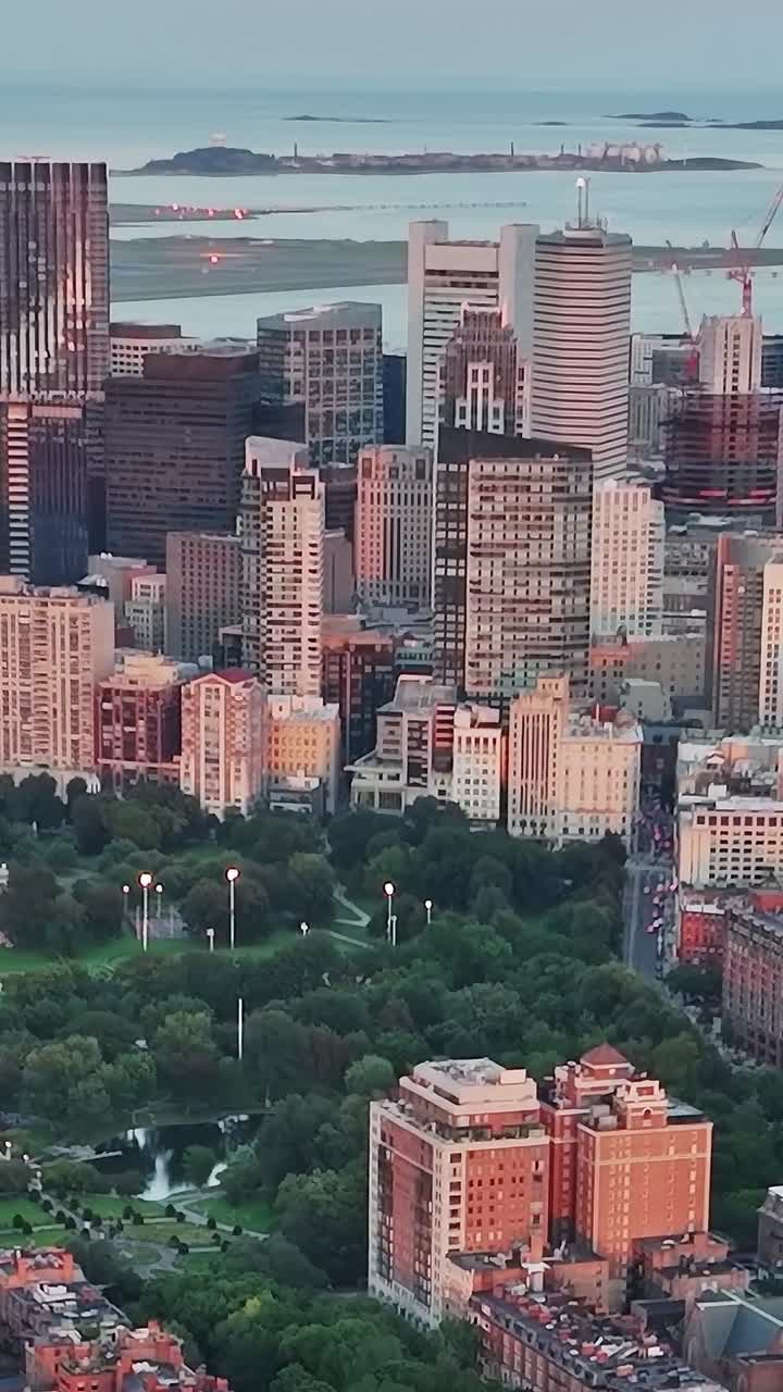 Vue aérienne des zones urbaines et des espaces verts de Boston au coucher du soleil