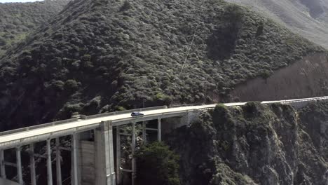 Unidad-De-Automóvil-En-El-Puente-Del-Cañón-Bixby-Cerca-De-La-Costa-De-Big-Sur-En-California