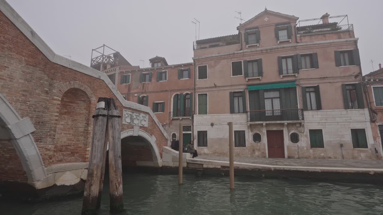 venecia, italia, 16 de octubre de 2022: niebla de la primera mañana, clima brumoso típico de la temporada de otoño en venezia