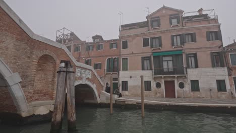 Venecia,-Italia,-16-De-Octubre-De-2022:-Niebla-De-La-Primera-Mañana,-Clima-Brumoso-Típico-De-La-Temporada-De-Otoño-En-Venezia