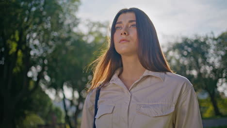 mujer pensativa de pie a la luz del sol de cerca. mujer hermosa disfrutar de la naturaleza soleada