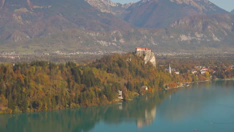 lago sangrado con castillo en eslovenia, europa