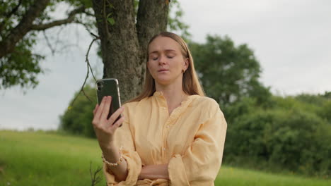 Mujer-Siendo-Dramática,-Nerviosa-En-El-Teléfono-Móvil