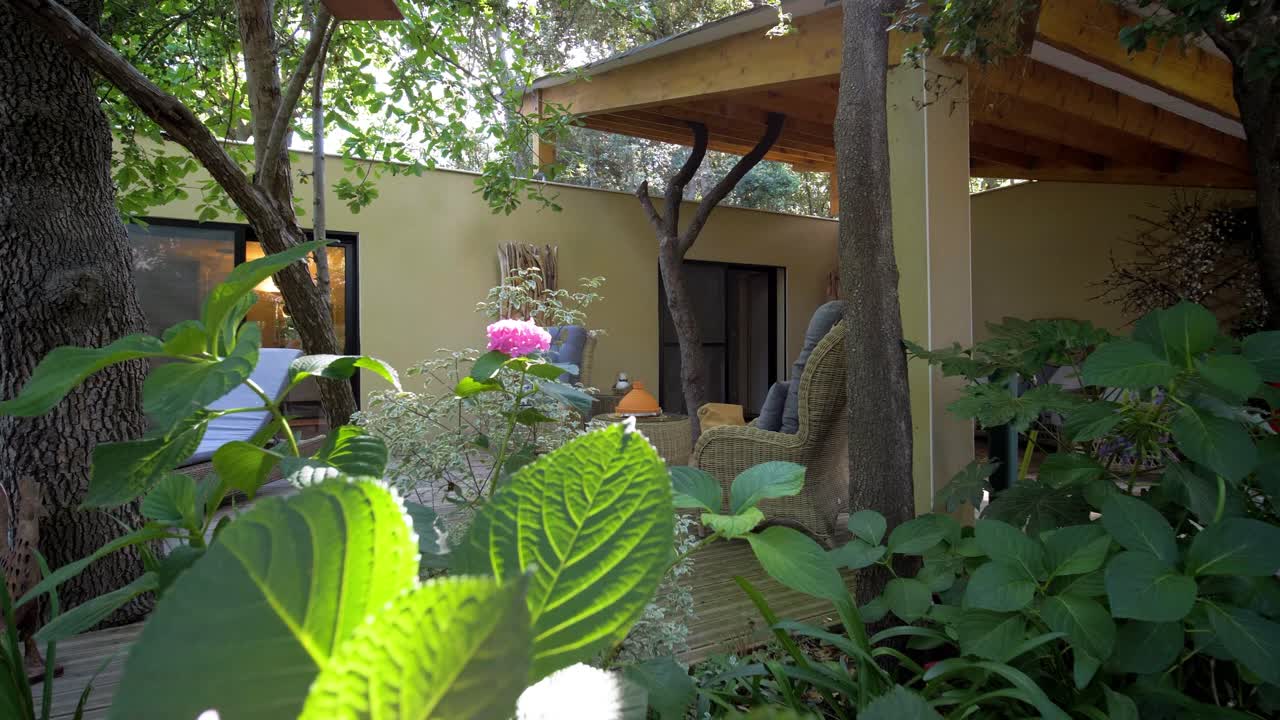 Tomada de estabelecimento lenta de um pátio de jardim com móveis em uma vila.