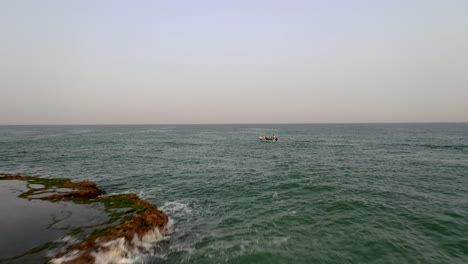 Fliegen-Sie-An-Einem-Einzelnen-Fischerboot-Vorbei,-Das-Auf-See-Vorwärts-Segelt,-Luftdrohnenaufnahme