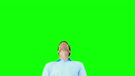 Mann-Fängt-Mit-Dem-Mund-Ein-Orangenstück-Auf-Einem-Greenscreen