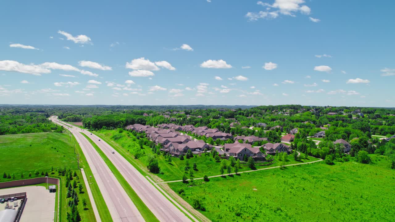 Tranquilla vita suburbana lungo la strada panoramica del Sussex, Wisconsin
