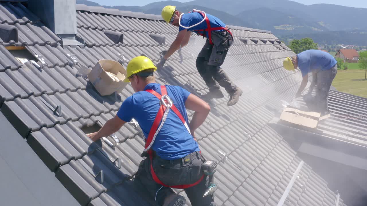 Team di operai che installano pannelli solari sul tetto di una casa. Slovenj Gradec in Slovenia