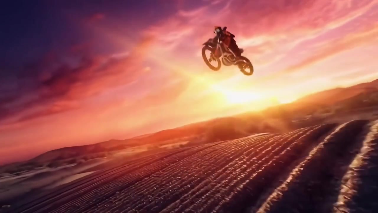 Piloto de Motocross Saltando e Correndo com Moto de Trilha no Deserto ao Pôr do Sol