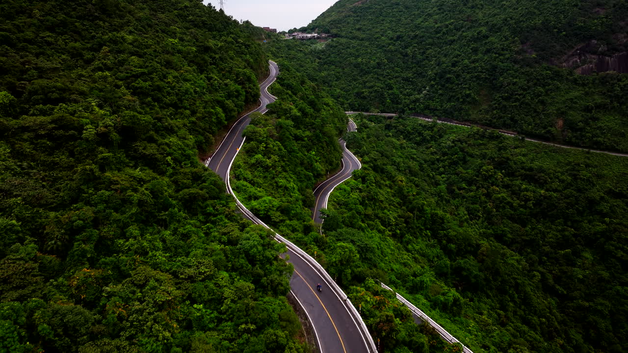 carreteras panorámicas en el paso de hai van serpenteando a través de un exuberante paisaje montañoso, vietnam